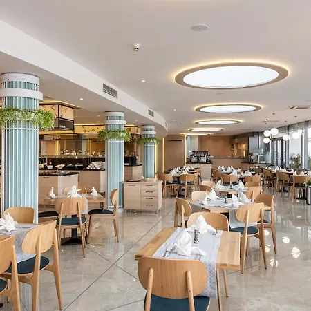 Neptun 4* ساني بيتش